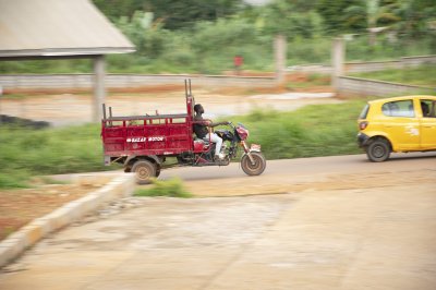 Homme sur un tricycle motorisé à grande vitesse