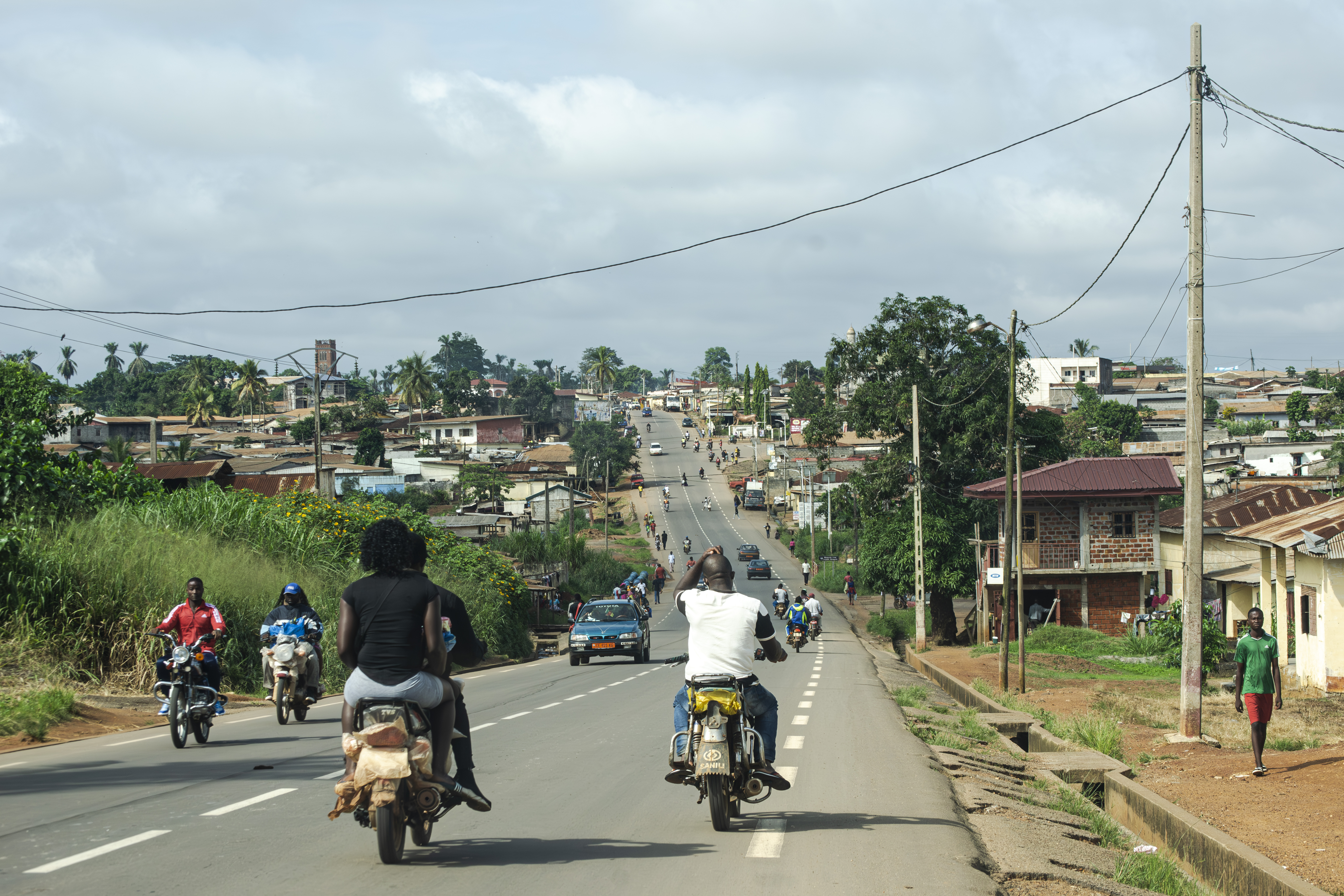 Moto-taxi Circulation sur un rue à le entrée de la ville de mbalmayo Cameroun
