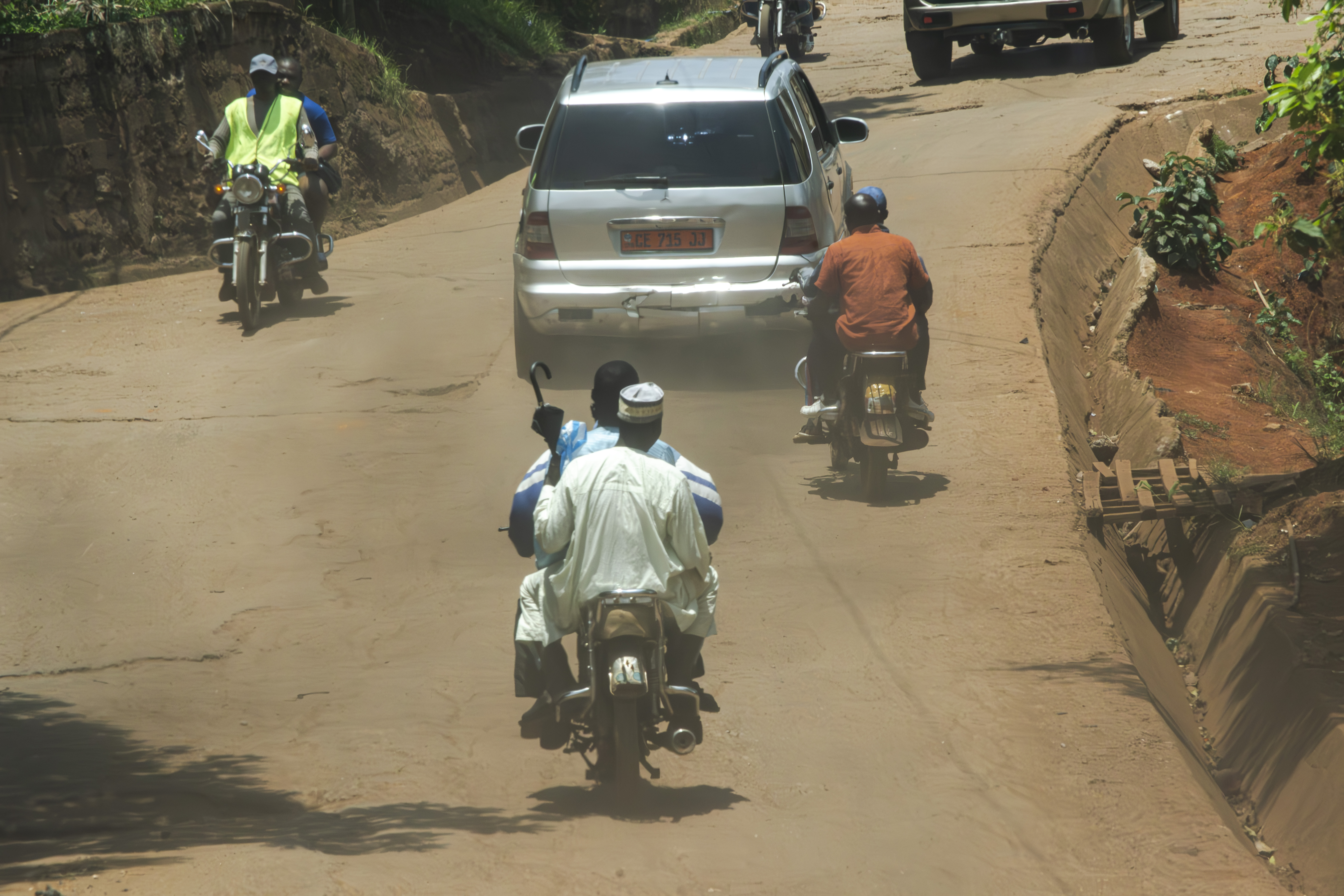Moto-taxi Circulation sur un route non bitumée à le Omnisport quartier de Yaounde.