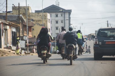 Motos-taxis sur un rue à Yaounde, Cameroun
