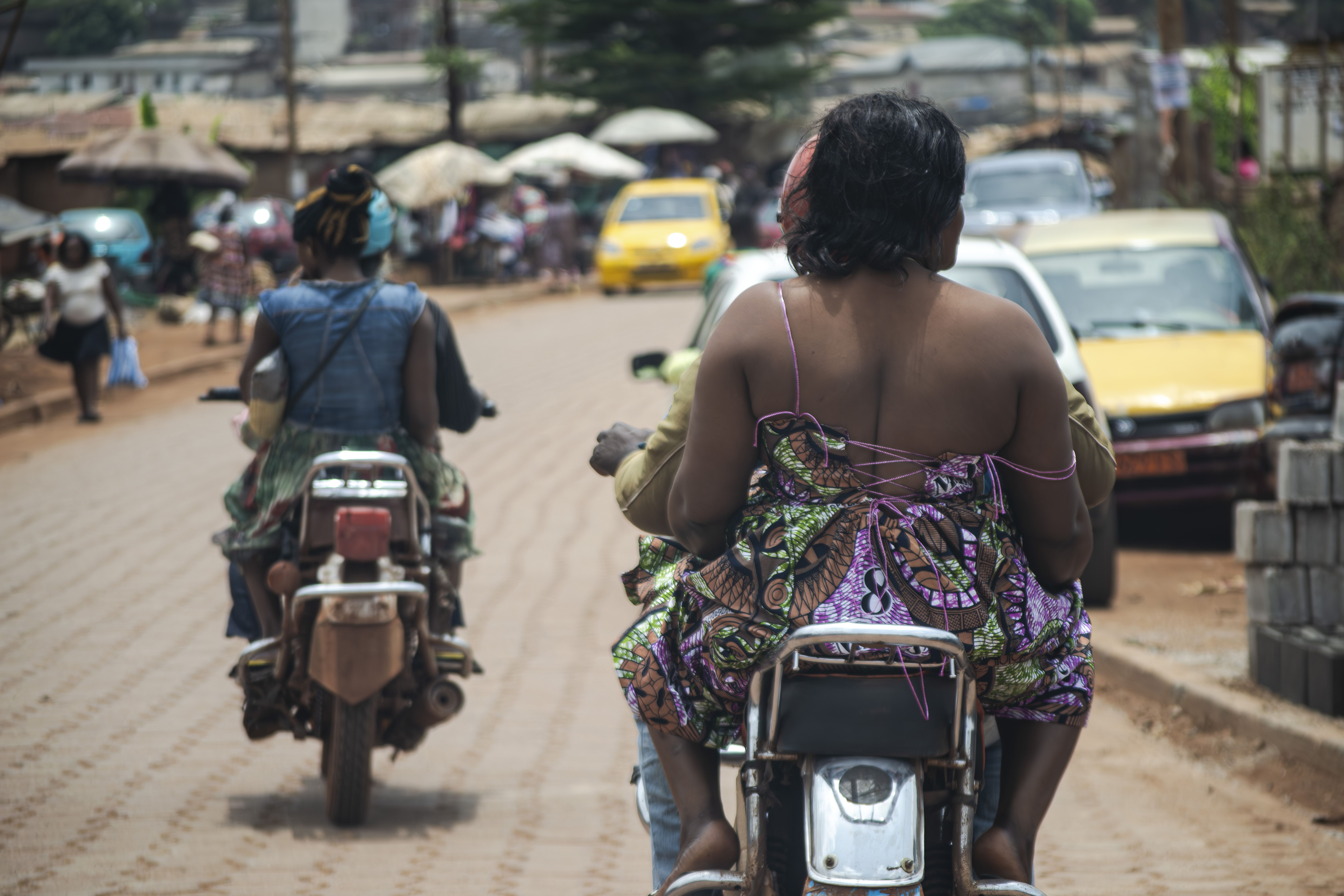 Motos-taxis carrying women sur un rue à Yaounde