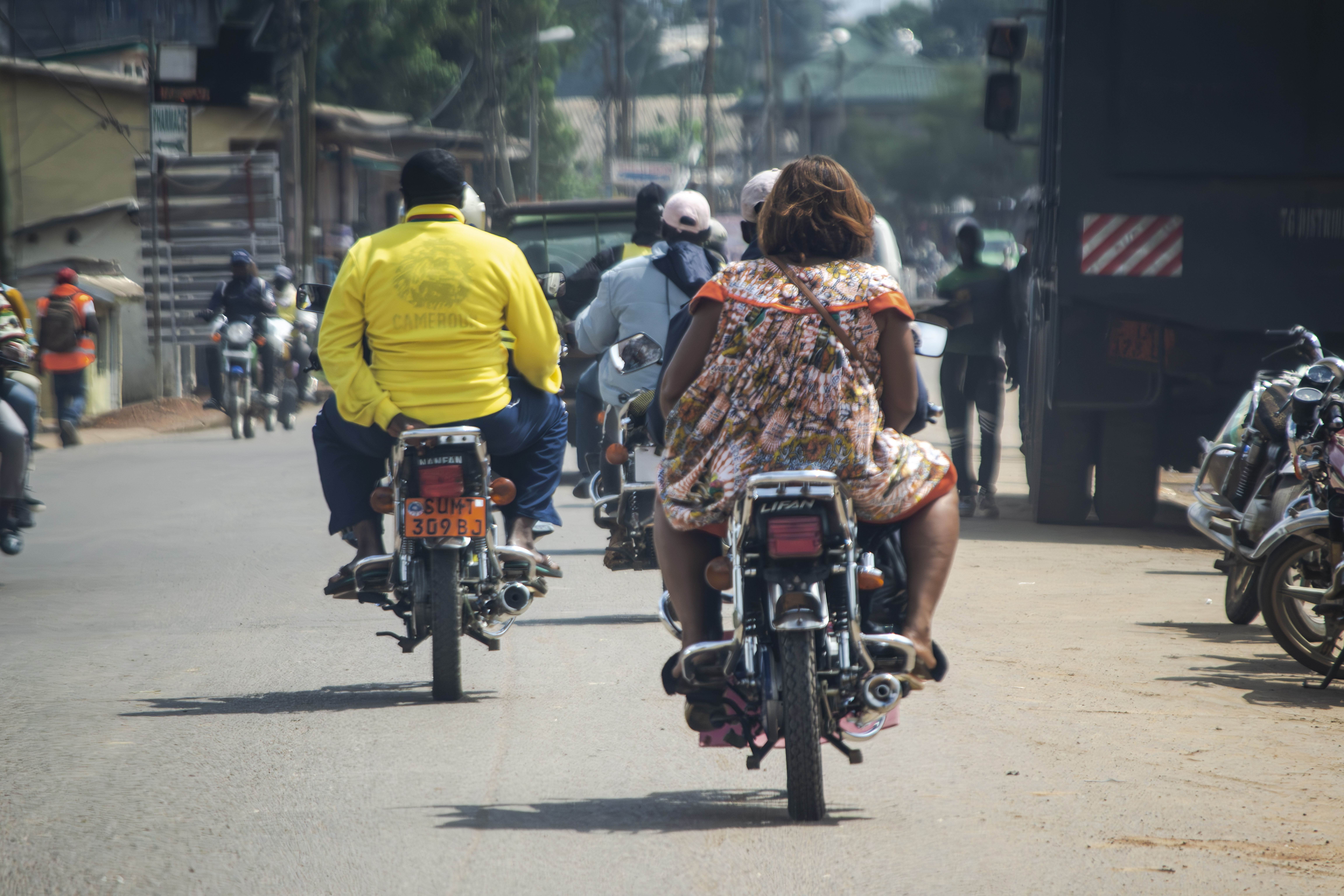 Motos-taxis drive sans casque sur le streets de ebolowa au Cameroun