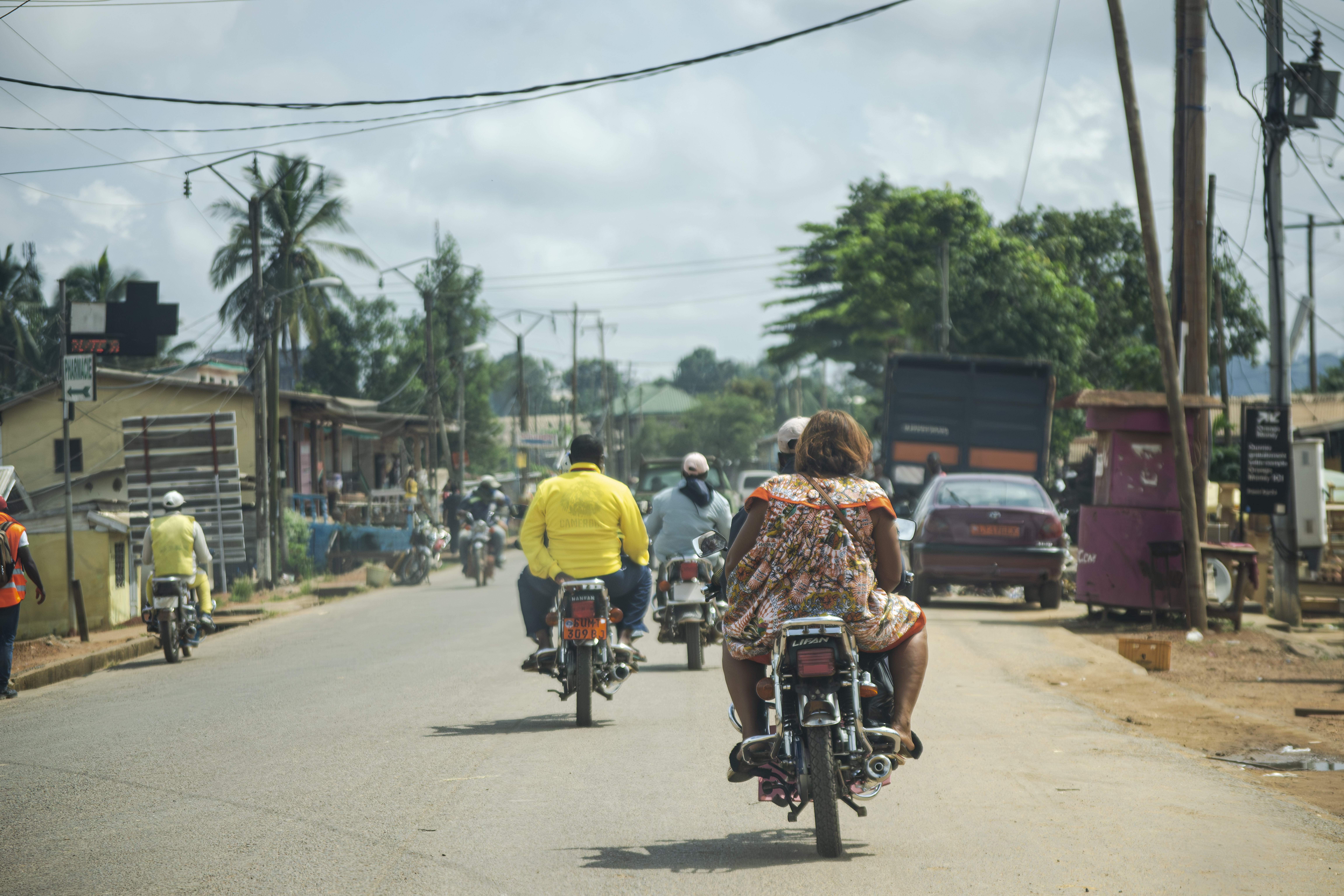Motos-taxis drive sans casque sur le streets de ebolowa