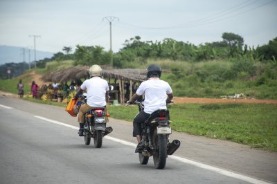 Motorcycles roulant sur le autoroute à Côte d'Ivoire 01