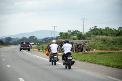Motorcycles roulant sur le autoroute à Côte d'Ivoire 02