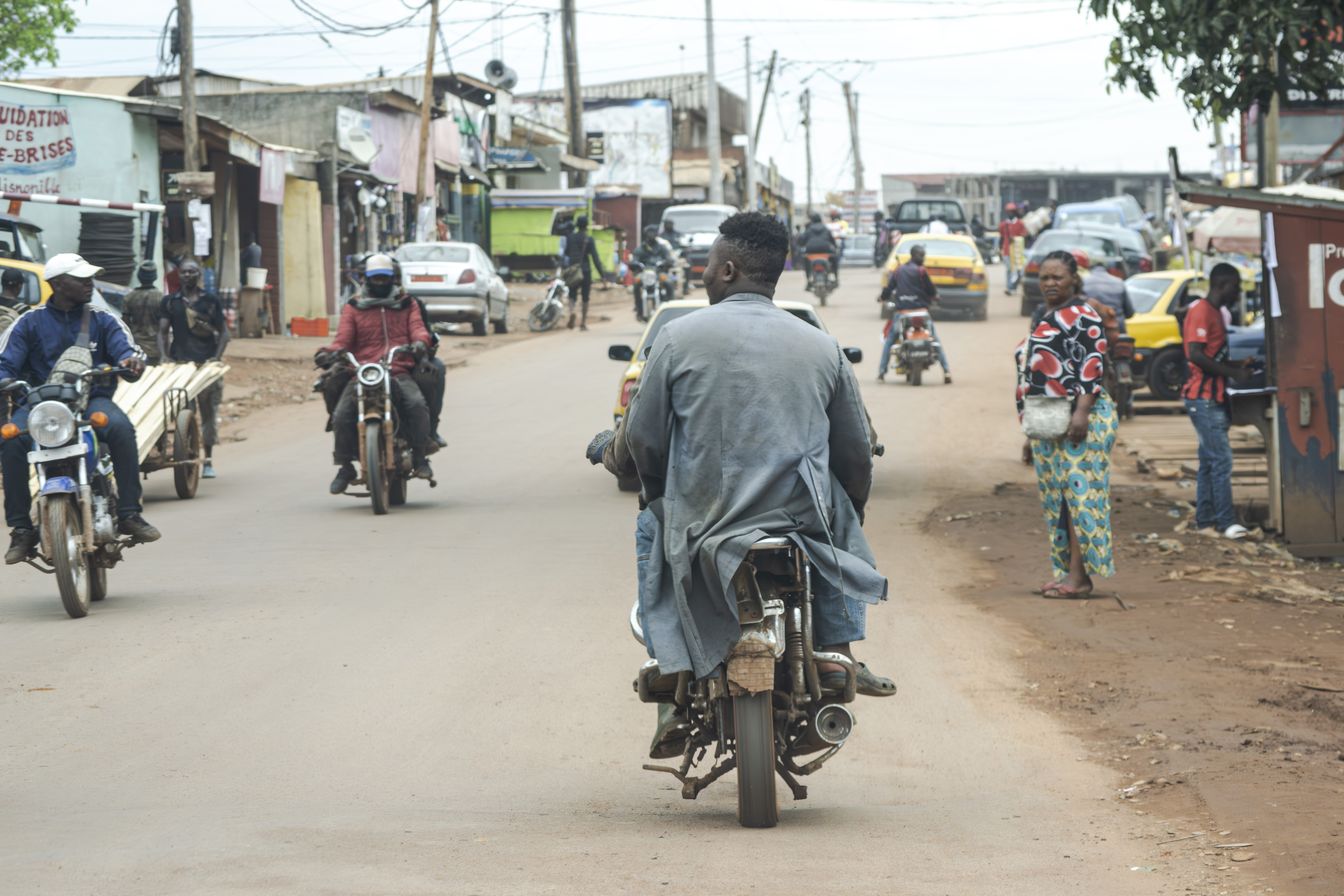 Motorcycles sur le roads de Yaounde à Cameroun