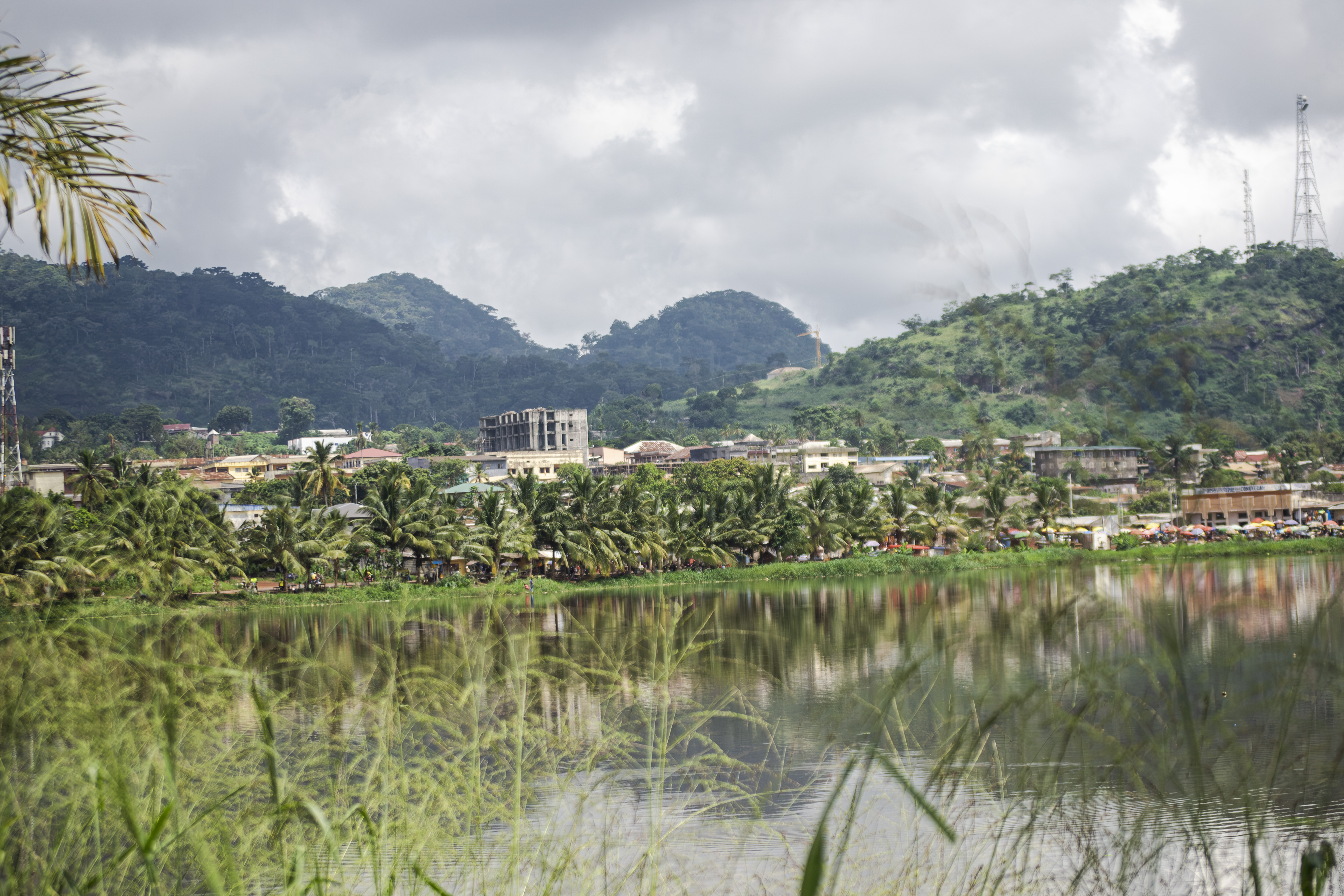 Lac municipal à Ebolowa, Cameroun, avec city et chaîne de montagnes à background