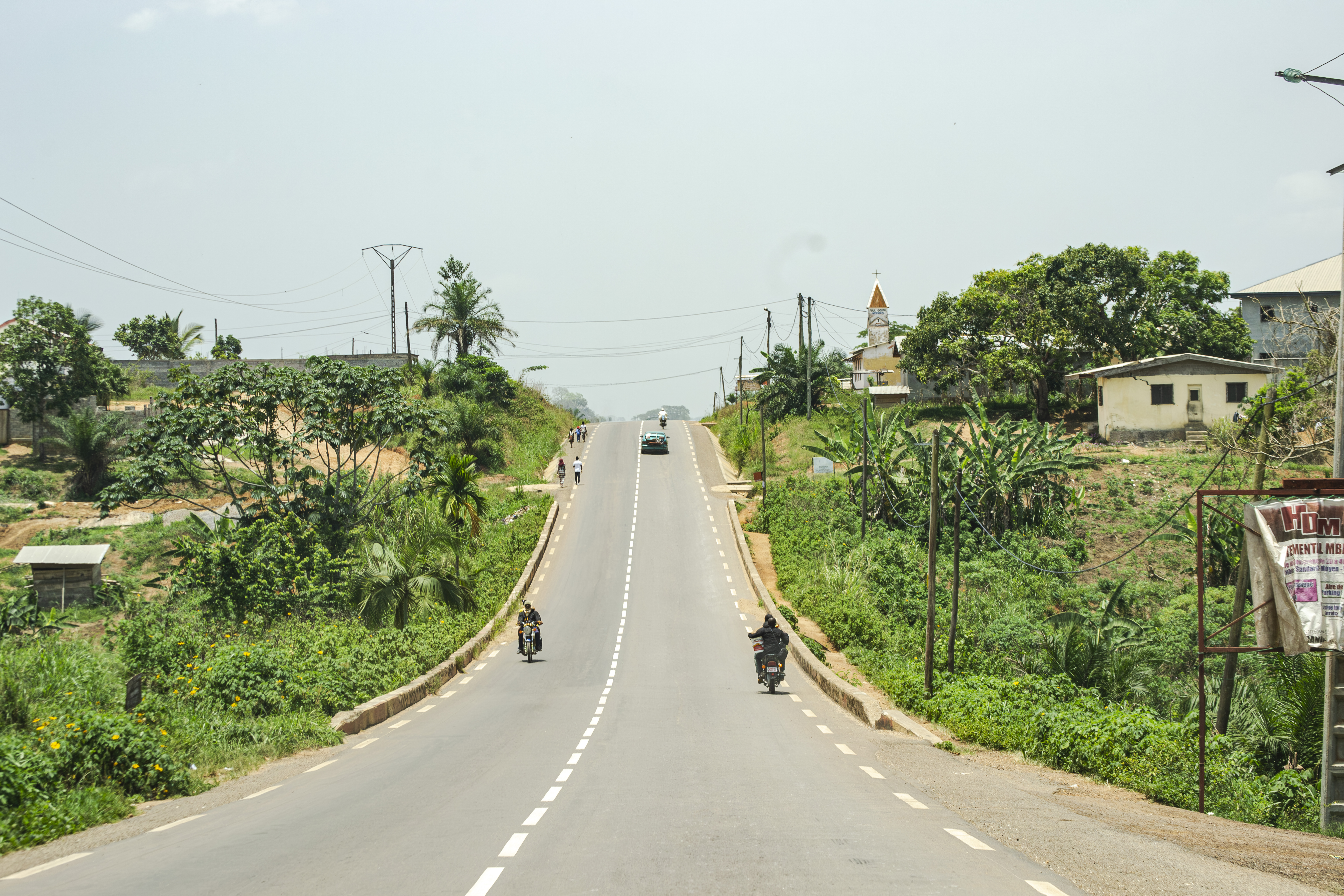 Route nationale à le entrée de la ville de Mbalmayo à Cameroun
