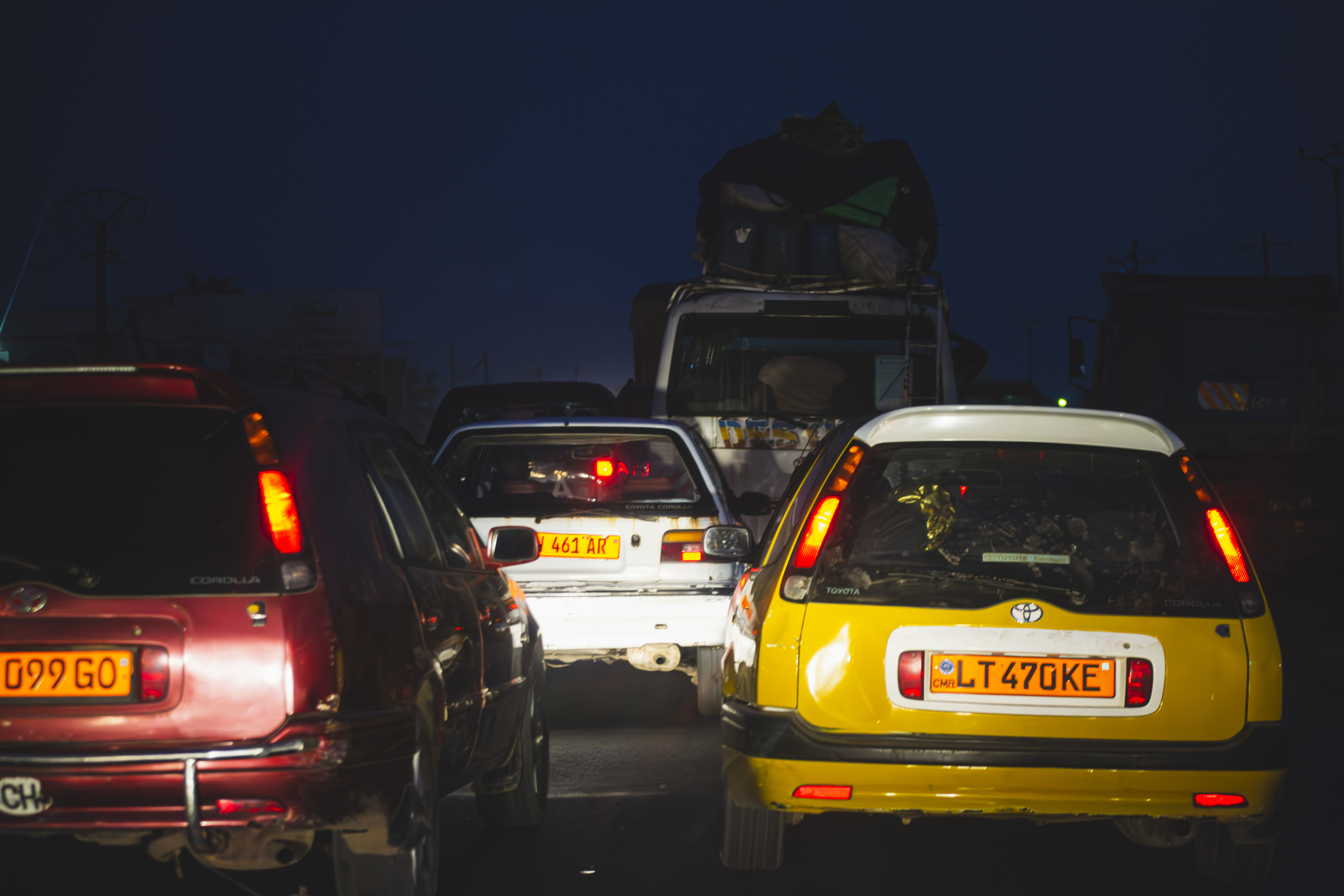 Trafic nocturne jam à le exit de le city Cameroun