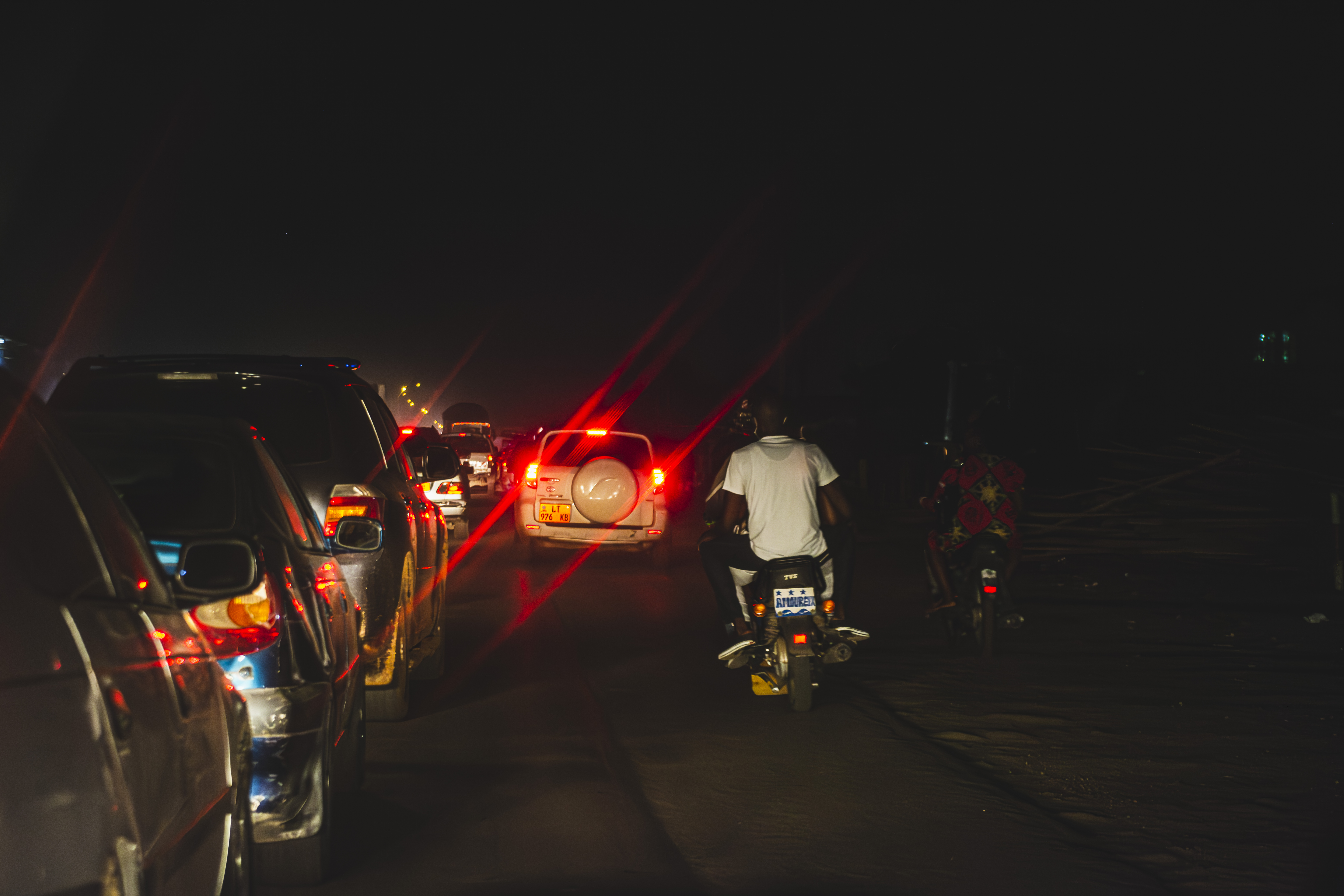 Trafic nocturne jam à le exit de le city de Douala à Cameroun