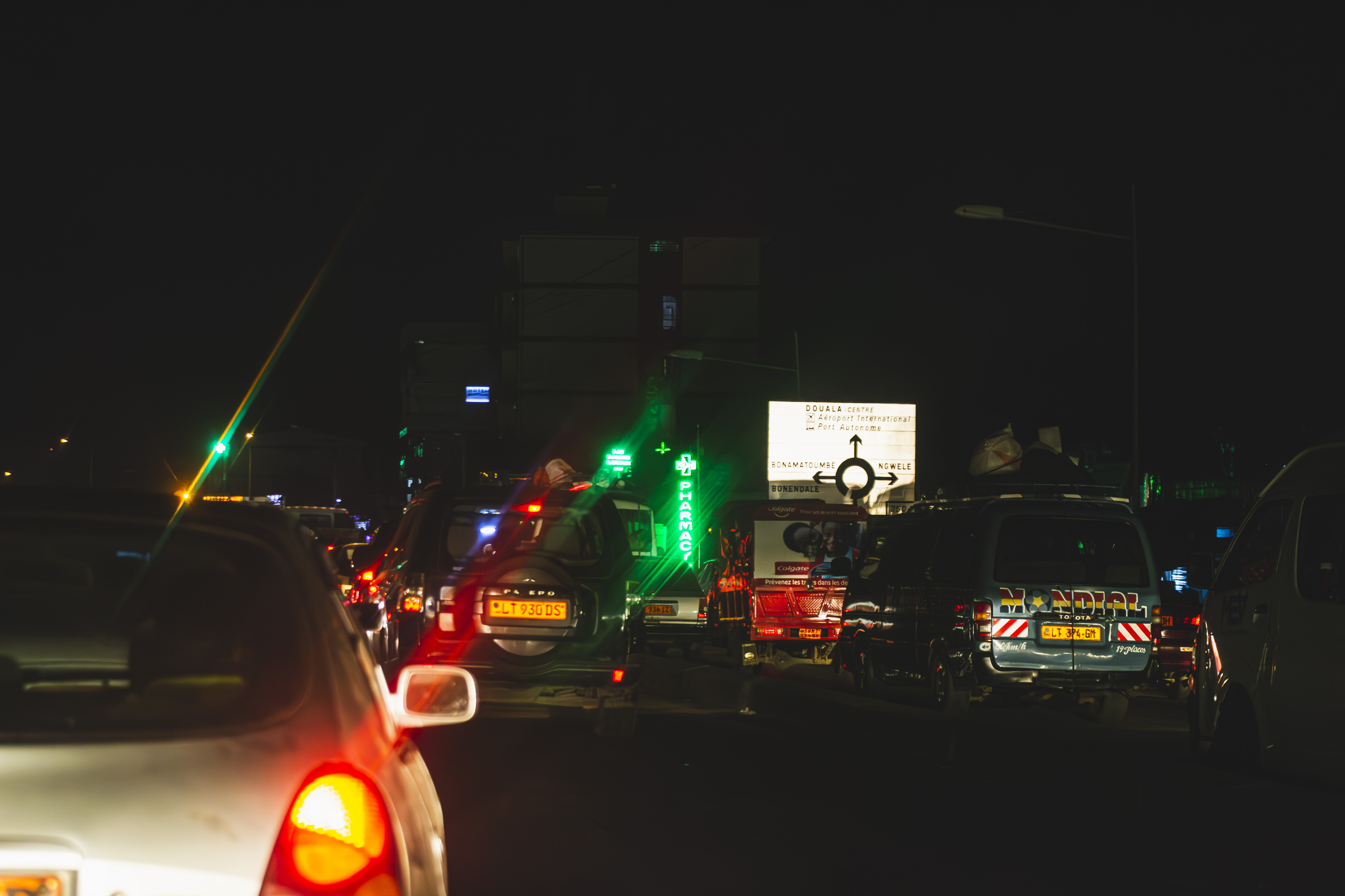 Trafic nocturne jam à le exit de le city de Douala