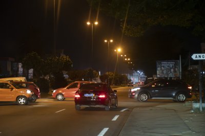 Embouteillage nocturne à un carrefour sur un Abidjan rue 02