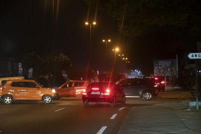 Embouteillage nocturne à un carrefour sur un Abidjan rue
