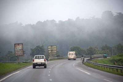 Autoroute du nord à Côte d'Ivoire au petit matin 01