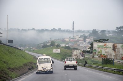 Autoroute du nord à Côte d'Ivoire au petit matin 02