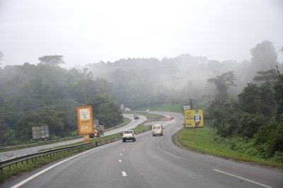Autoroute du nord à Côte d'Ivoire au petit matin 04