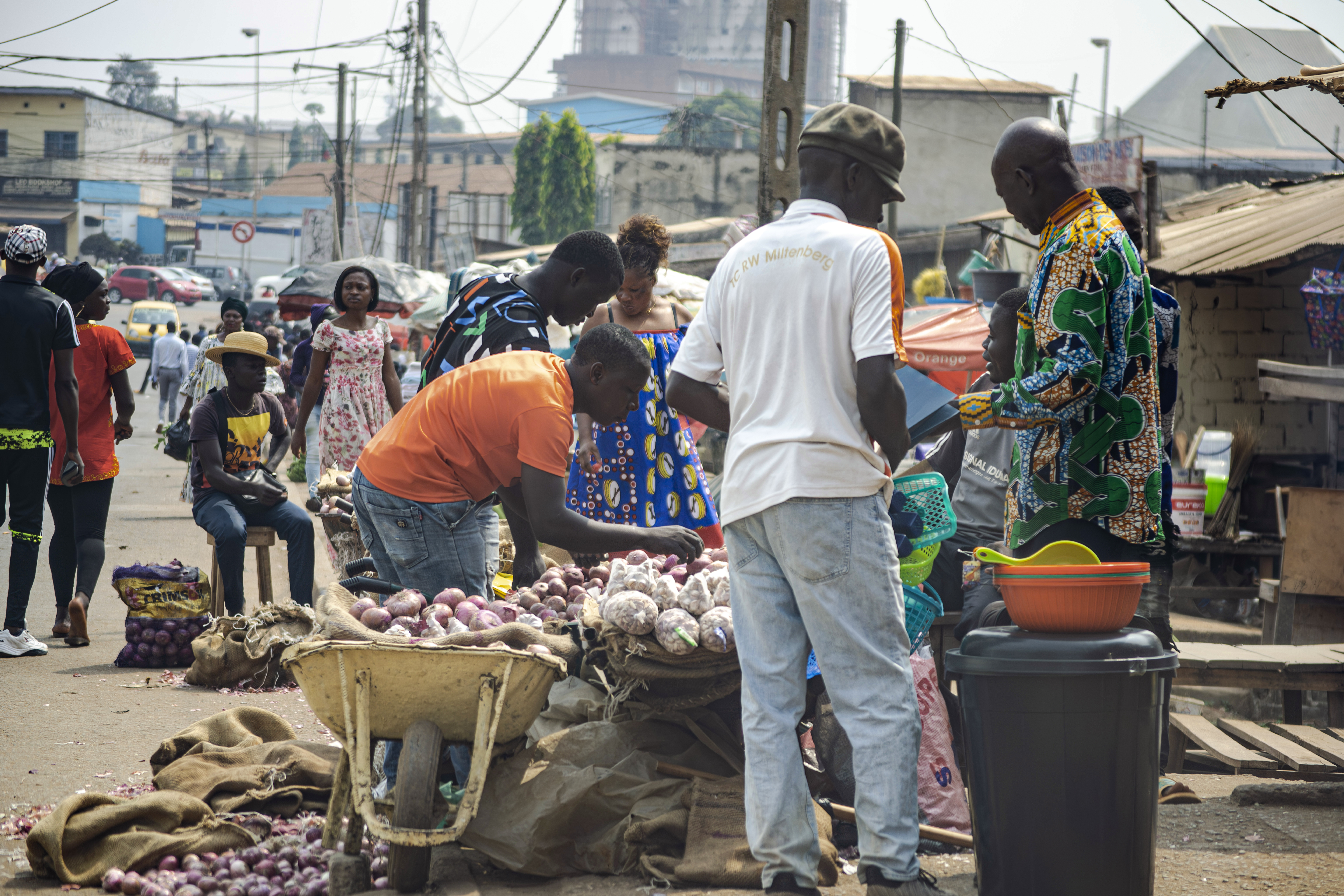 Vendeurs d'oignons à le marché