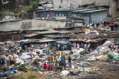 Décharge à ciel ouvert à le entrée de la ville de Abidjan