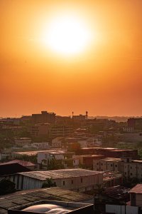 Coucher de soleil orangé sur le city de Abidjan à Côte d'Ivoire