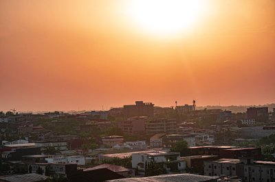 Coucher de soleil orangé sur le city de Abidjan