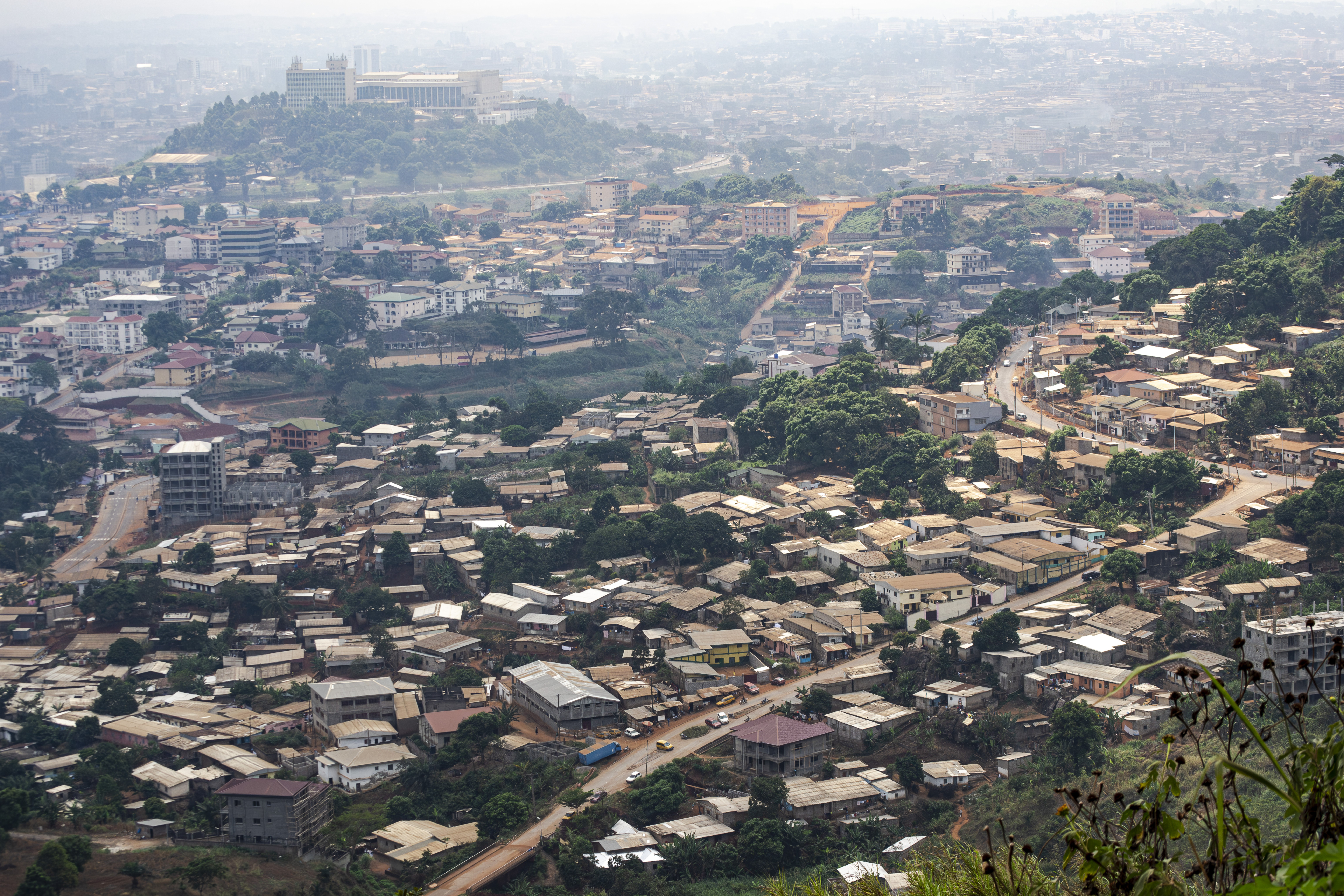 Vue aérienne panoramique de Yaounde, Cameroun 01