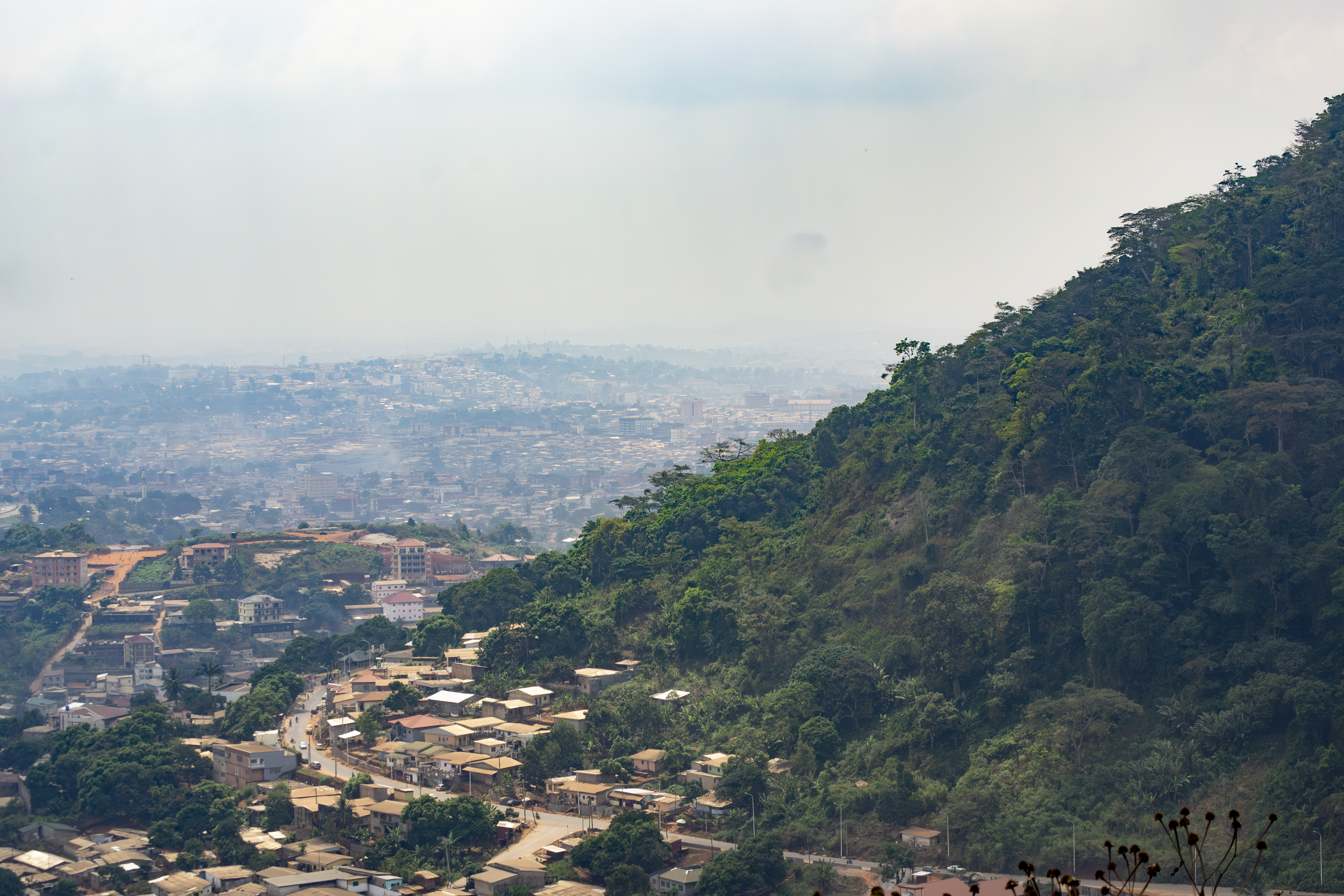 Vue aérienne panoramique de Yaounde, Cameroun 02