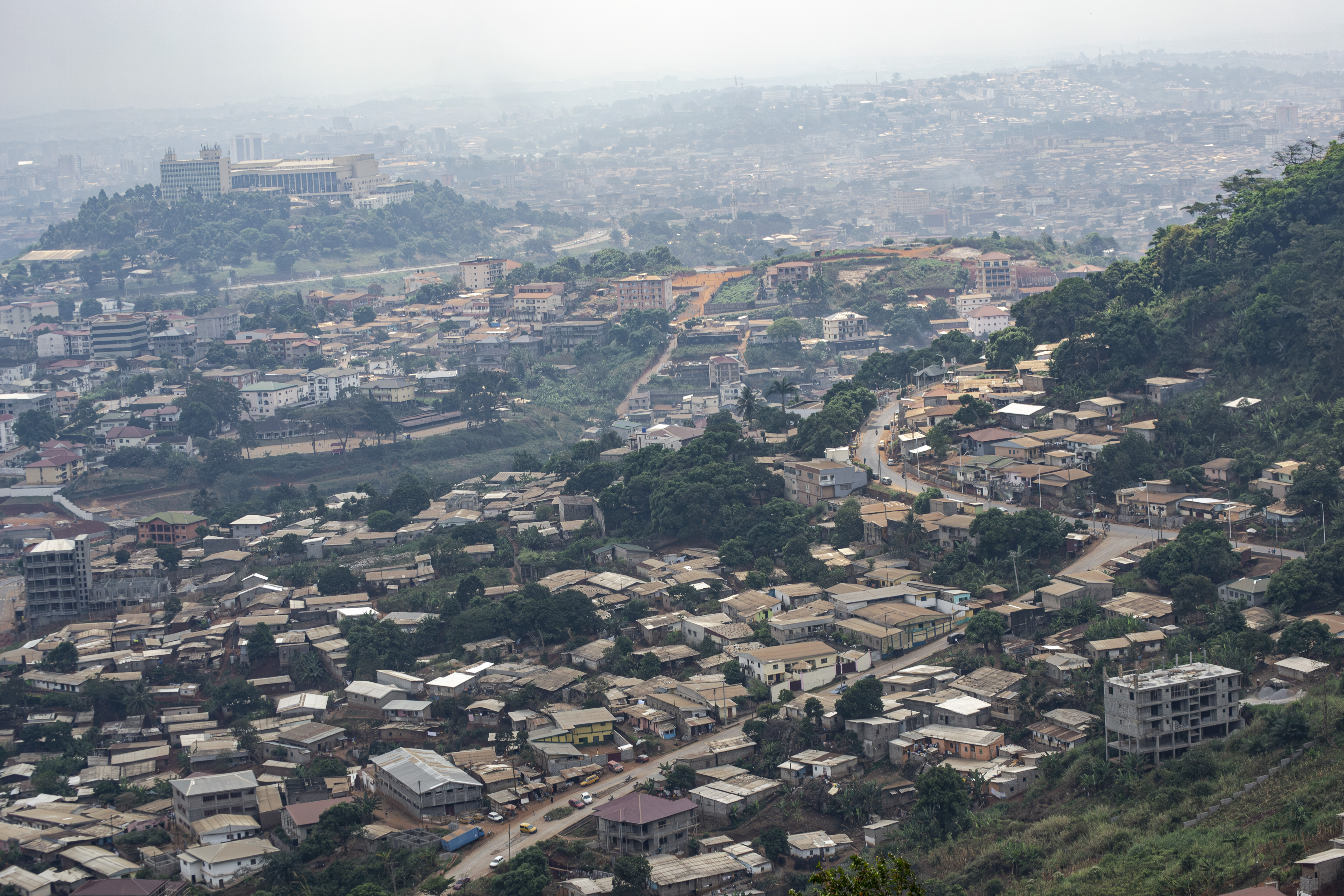 Vue aérienne panoramique de Yaounde, Cameroun 03