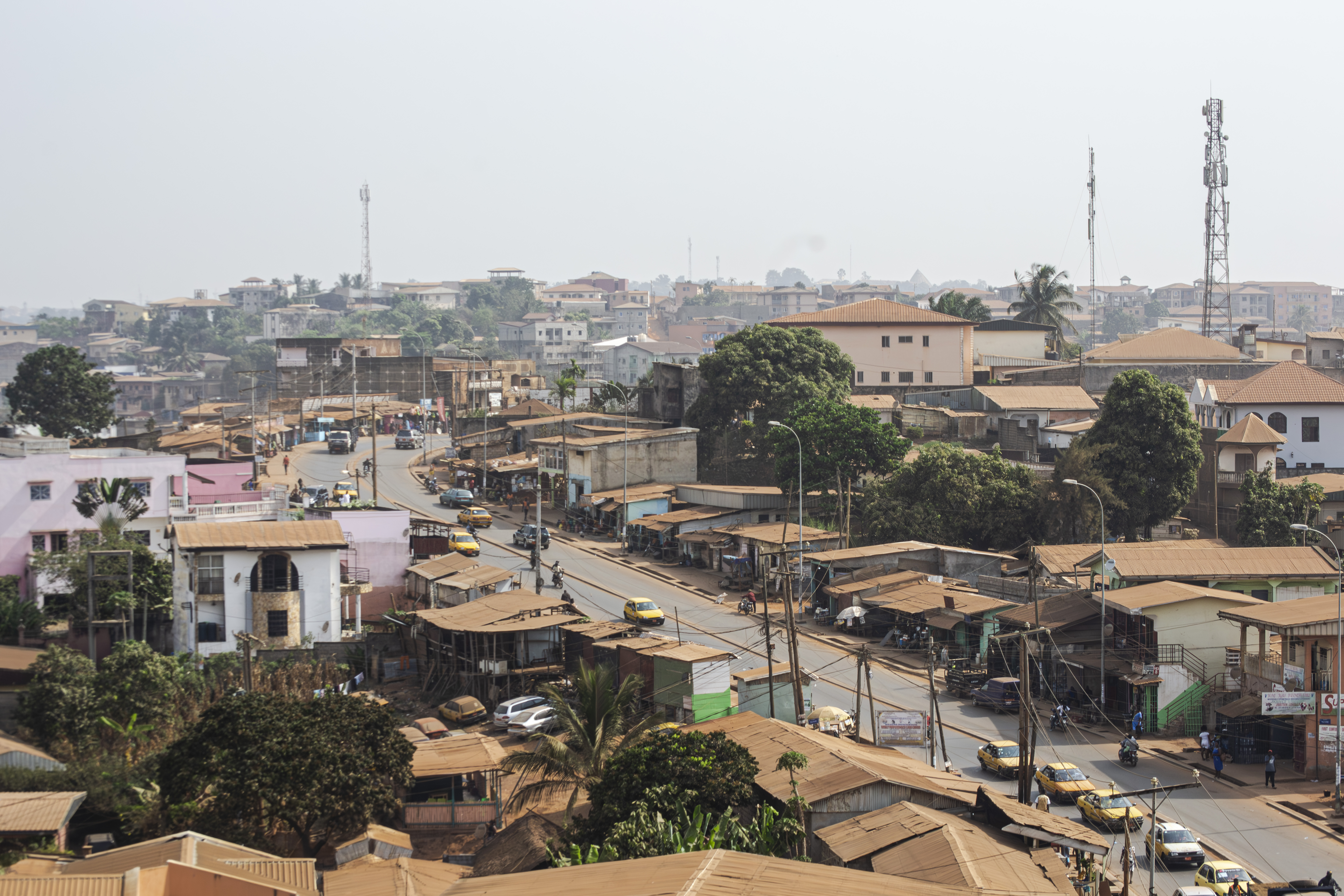 Vue aérienne panoramique de Trafic routier et Paysage urbain à le Damas quartier de Yaounde, Cameroun