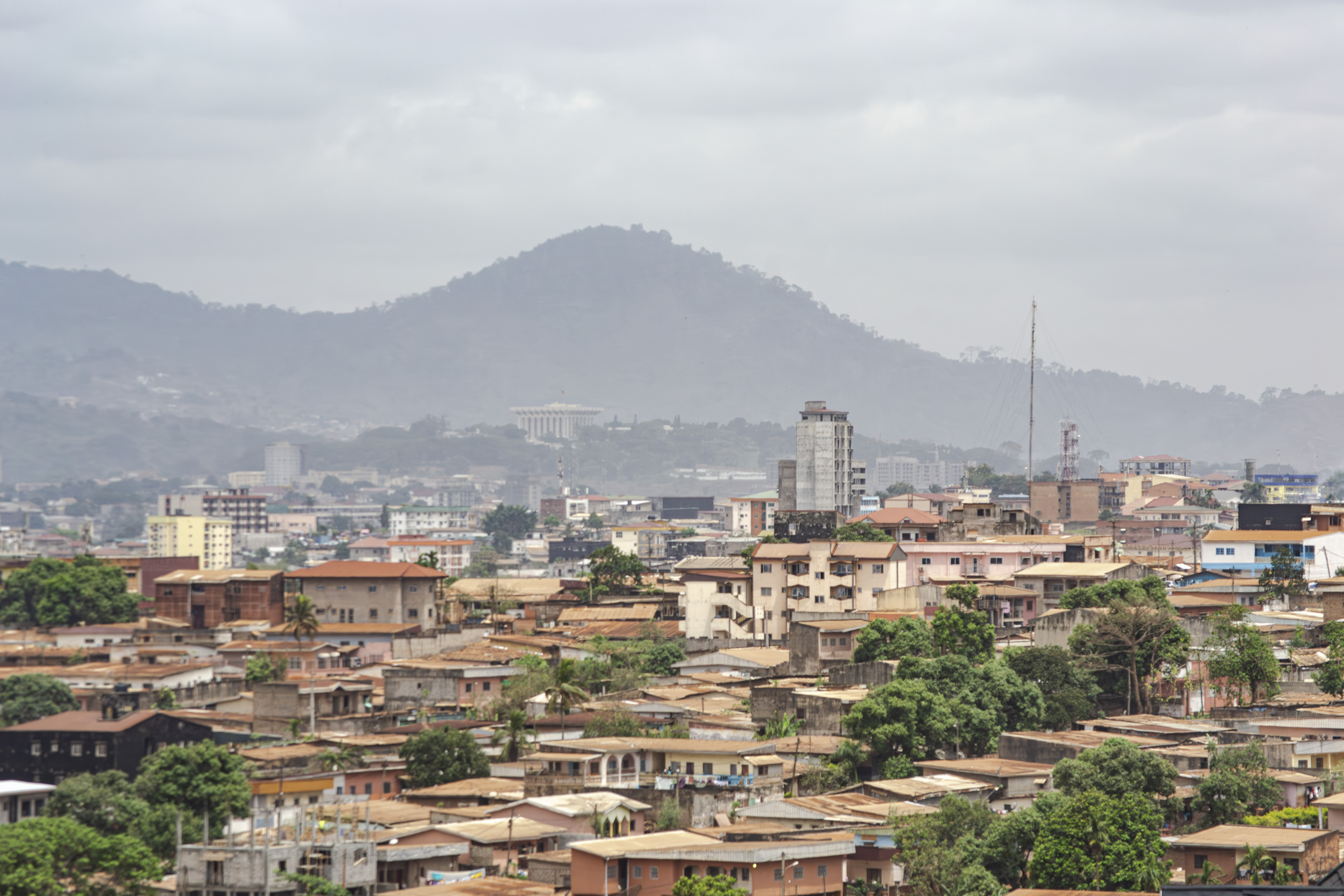 Vue aérienne panoramique de le city de yaounde à Cameroun, avec un mountain à le background