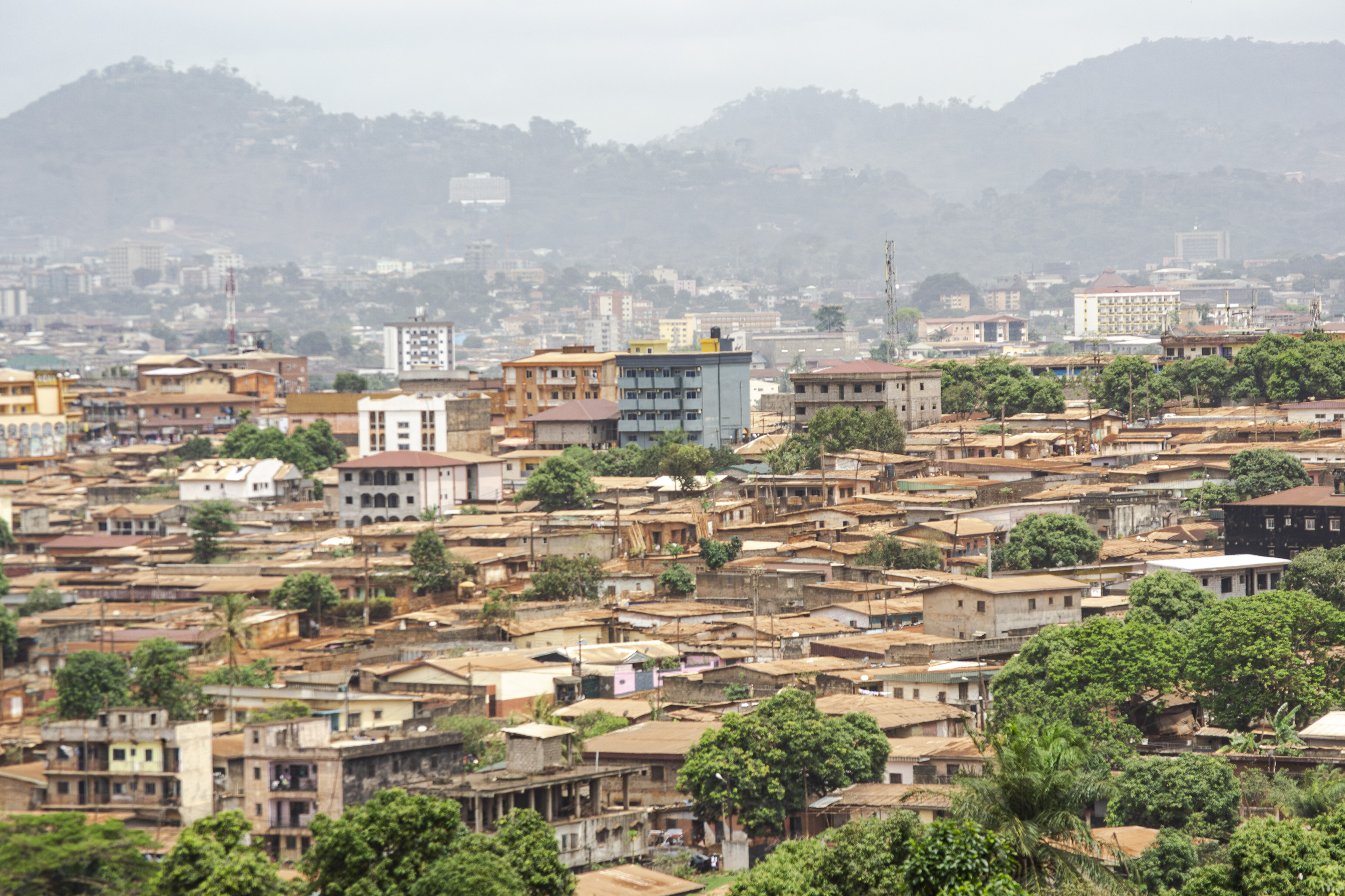 Vue aérienne panoramique de le city de yaounde à Cameroun, avec un chaîne de montagnes à le background