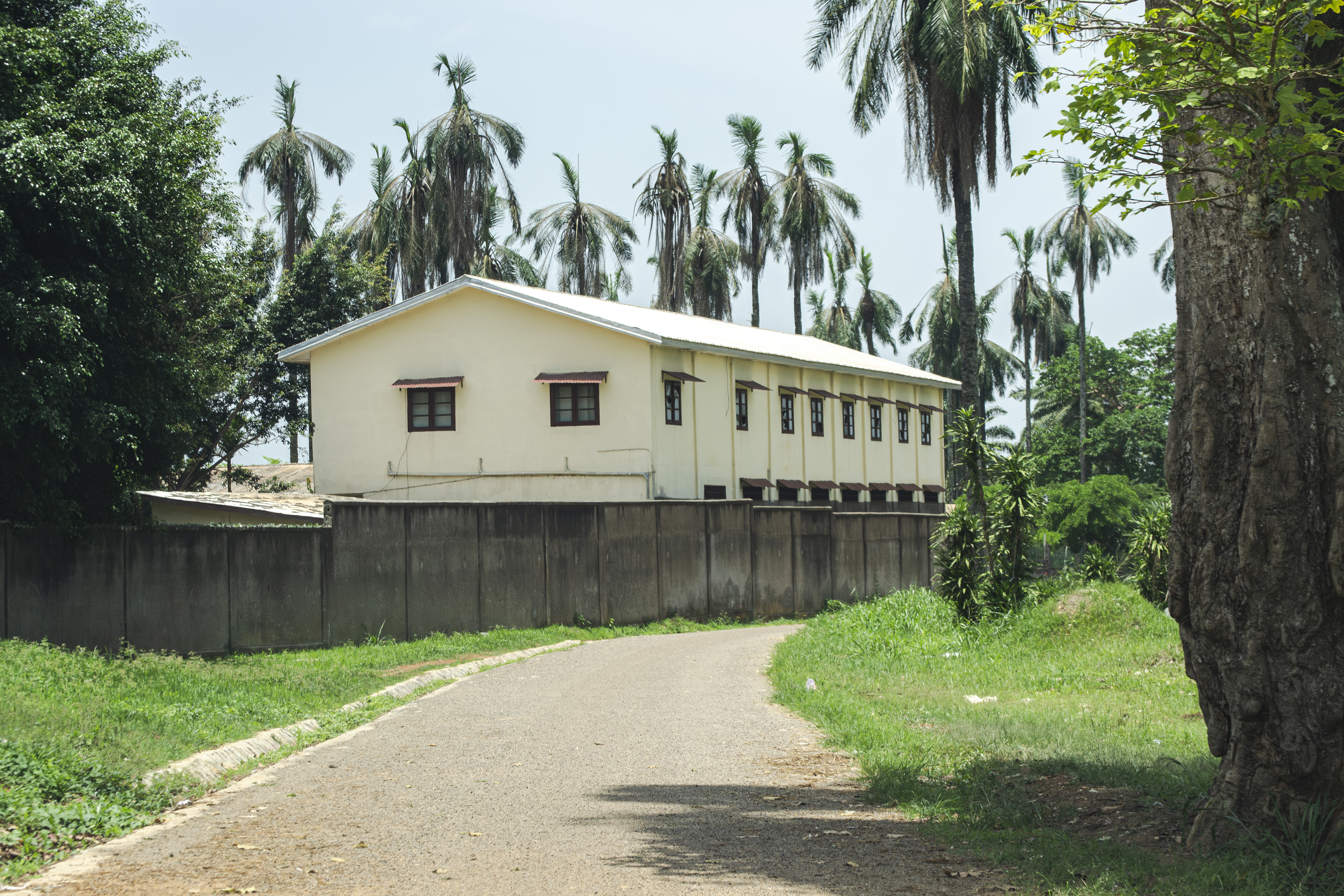 Vue arrière de le bâtiments de le Saint Cœur de Marie College à le town de Mbalmayo à Cameroun.