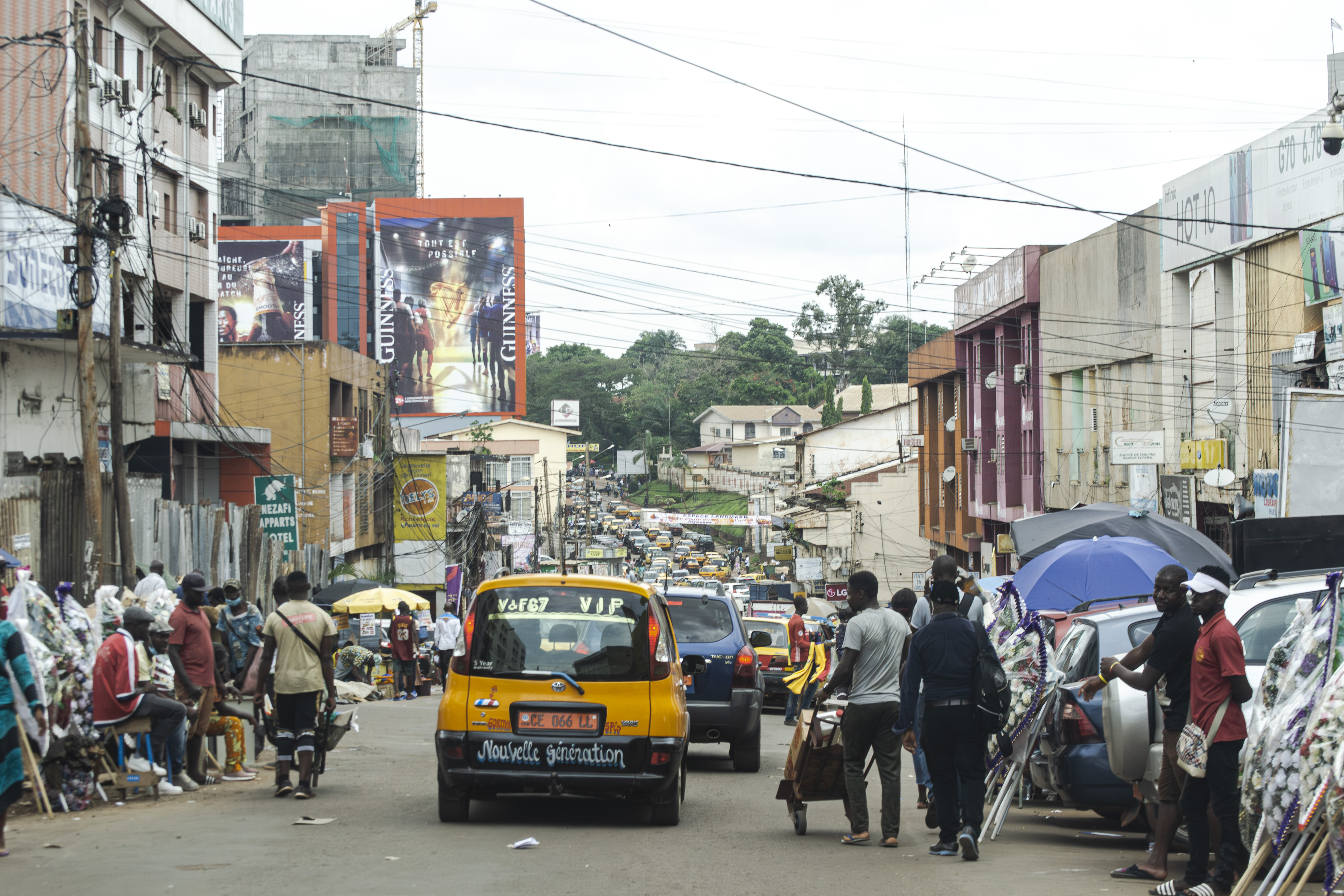 Trafic routier et Activité commerciale sur un rue à Yaounde, Cameroun