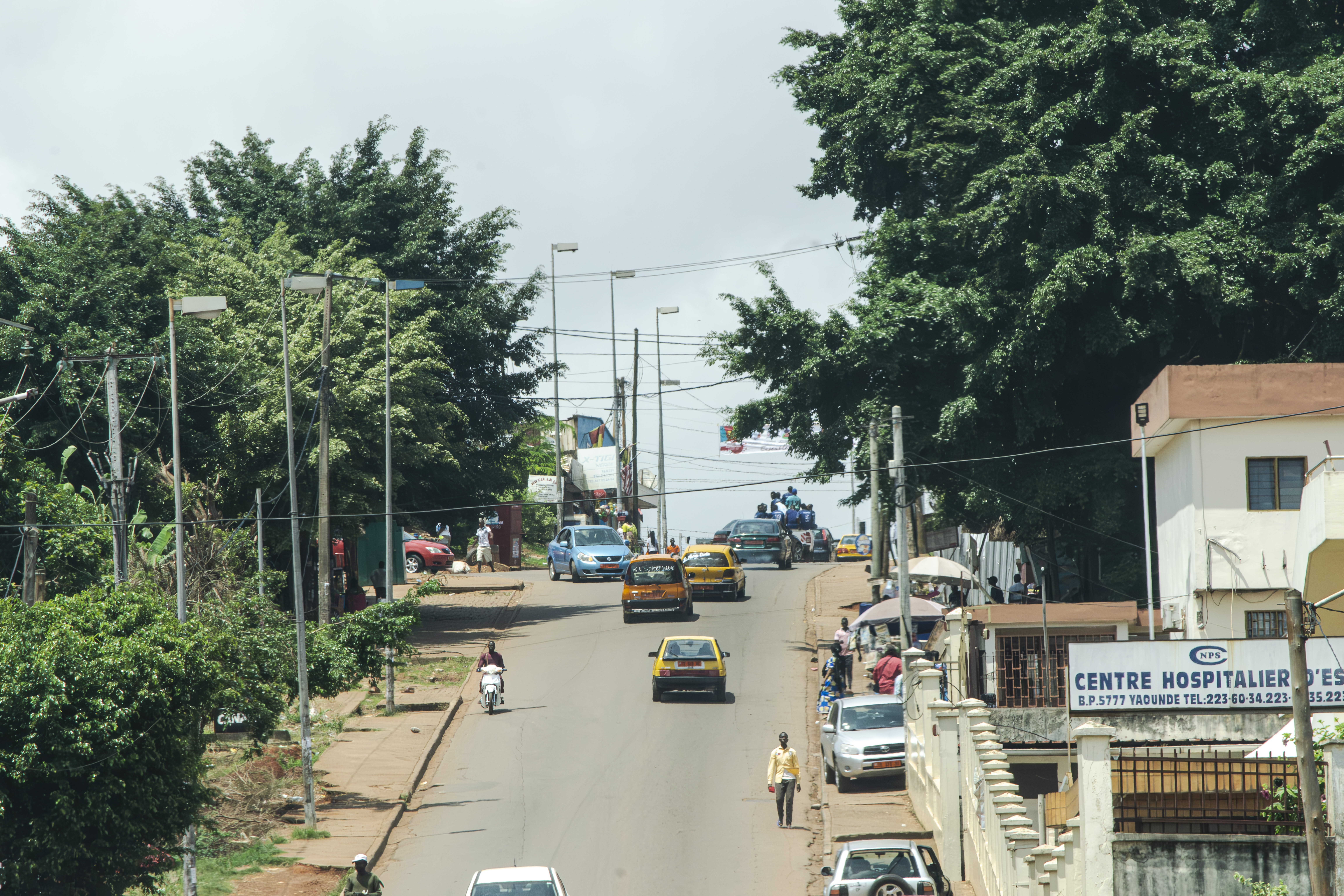 Trafic routier sur un rue à le Essos quartier de Yaounde, Cameroun