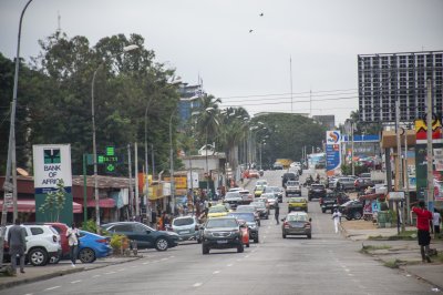 Trafic routier sur un rue à le city de Abidjan 01