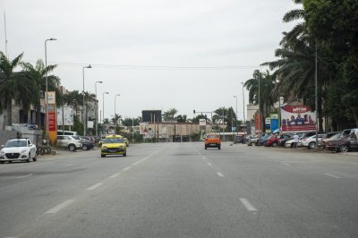 Trafic routier sur un rue à le city de Abidjan, Côte d'Ivoire 01