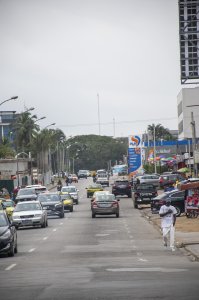 Trafic routier sur un rue à le city de Abidjan, Côte d'Ivoire 02