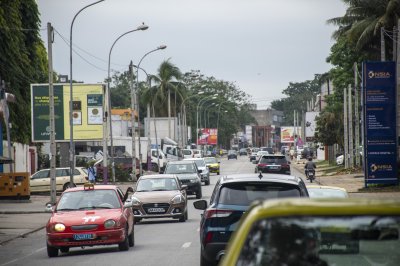 Trafic routier sur un rue à le city de Abidjan, Côte d'Ivoire