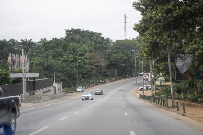 Trafic routier sur un rue à le city de Abidjan