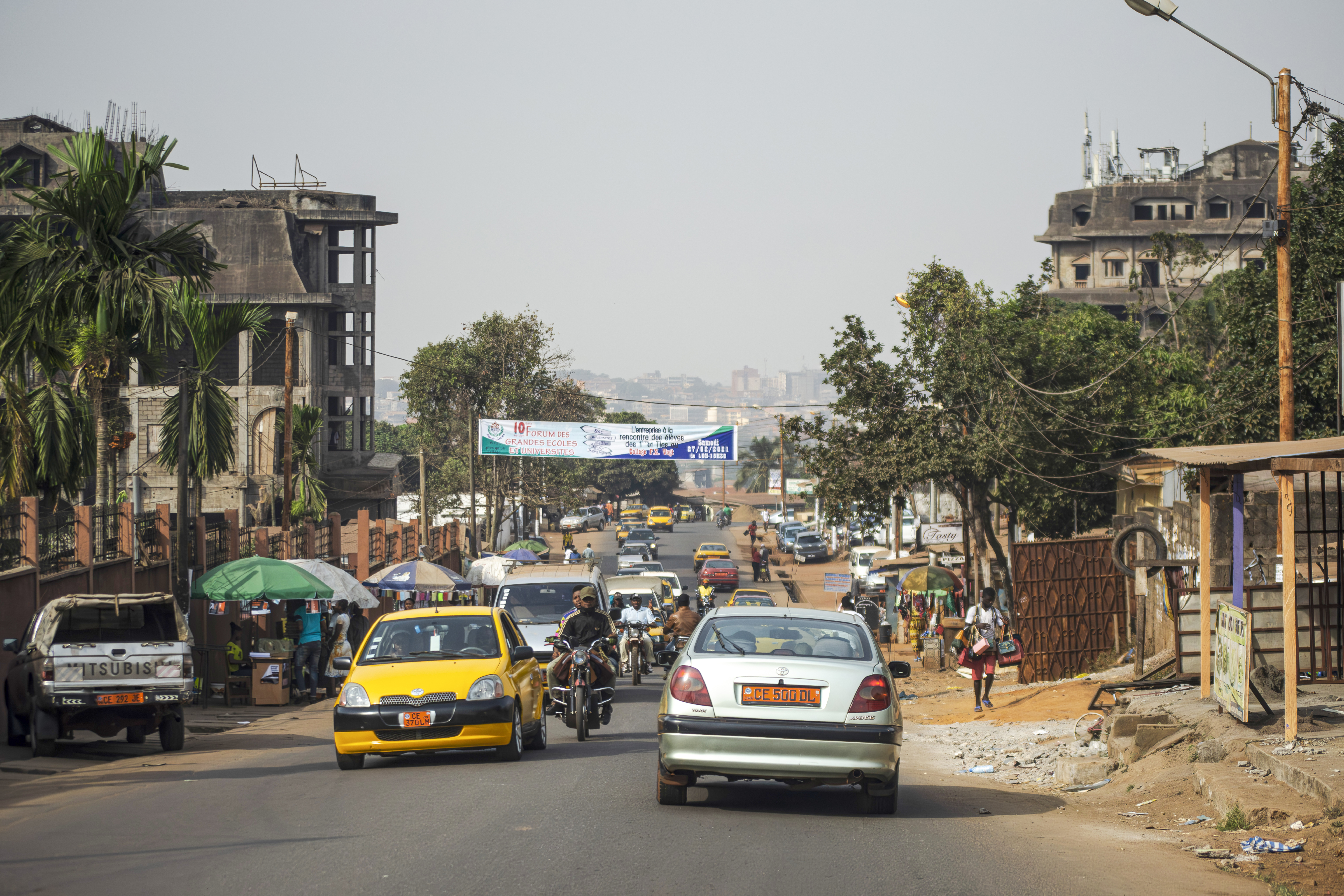 Trafic routier sur un rue à yaounde, Cameroun