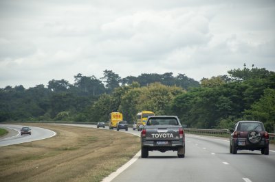 Trafic routier sur le autoroute à Côte d'Ivoire 01