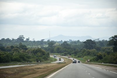 Trafic routier sur le autoroute à Côte d'Ivoire 02