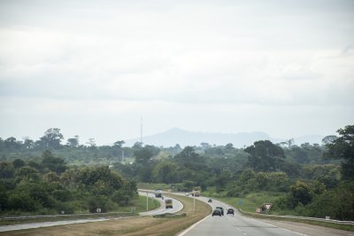 Trafic routier sur le autoroute à Côte d'Ivoire 03