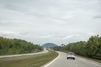 Trafic routier sur le autoroute à Côte d'Ivoire 04