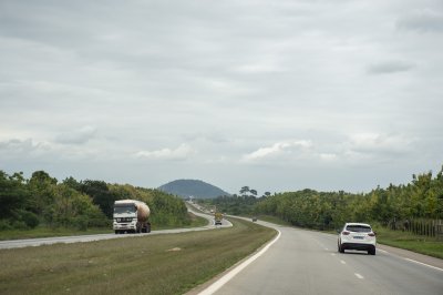 Trafic routier sur le autoroute à Côte d'Ivoire 06