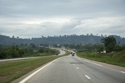 Trafic routier sur le autoroute à Côte d'Ivoire 07