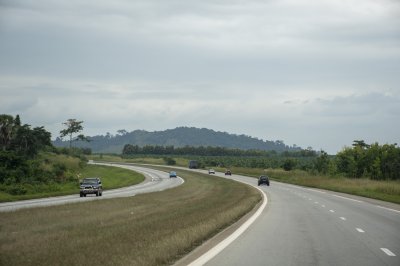 Trafic routier sur le autoroute à Côte d'Ivoire 08
