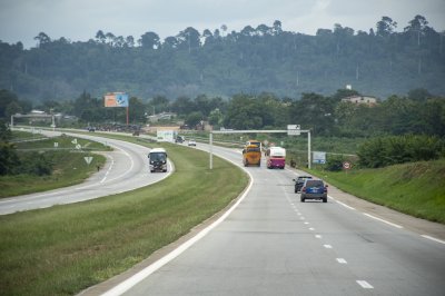 Trafic routier sur le autoroute à Côte d'Ivoire 09