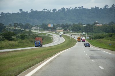 Trafic routier sur le autoroute à Côte d'Ivoire 10