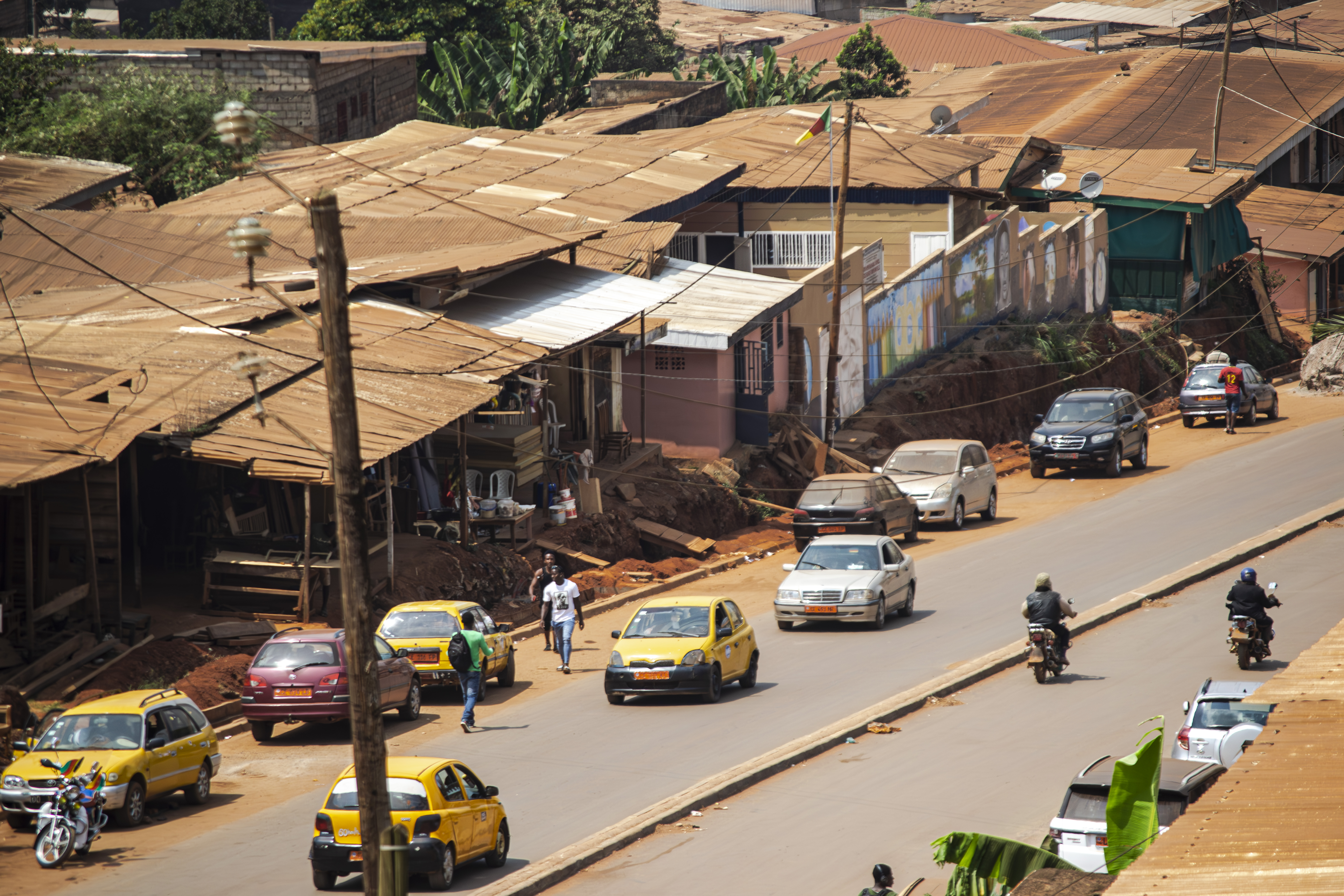 Trafic routier avec Taxis jaunes à Montée Madison à le Essos quartier de Yaounde, Cameroun.