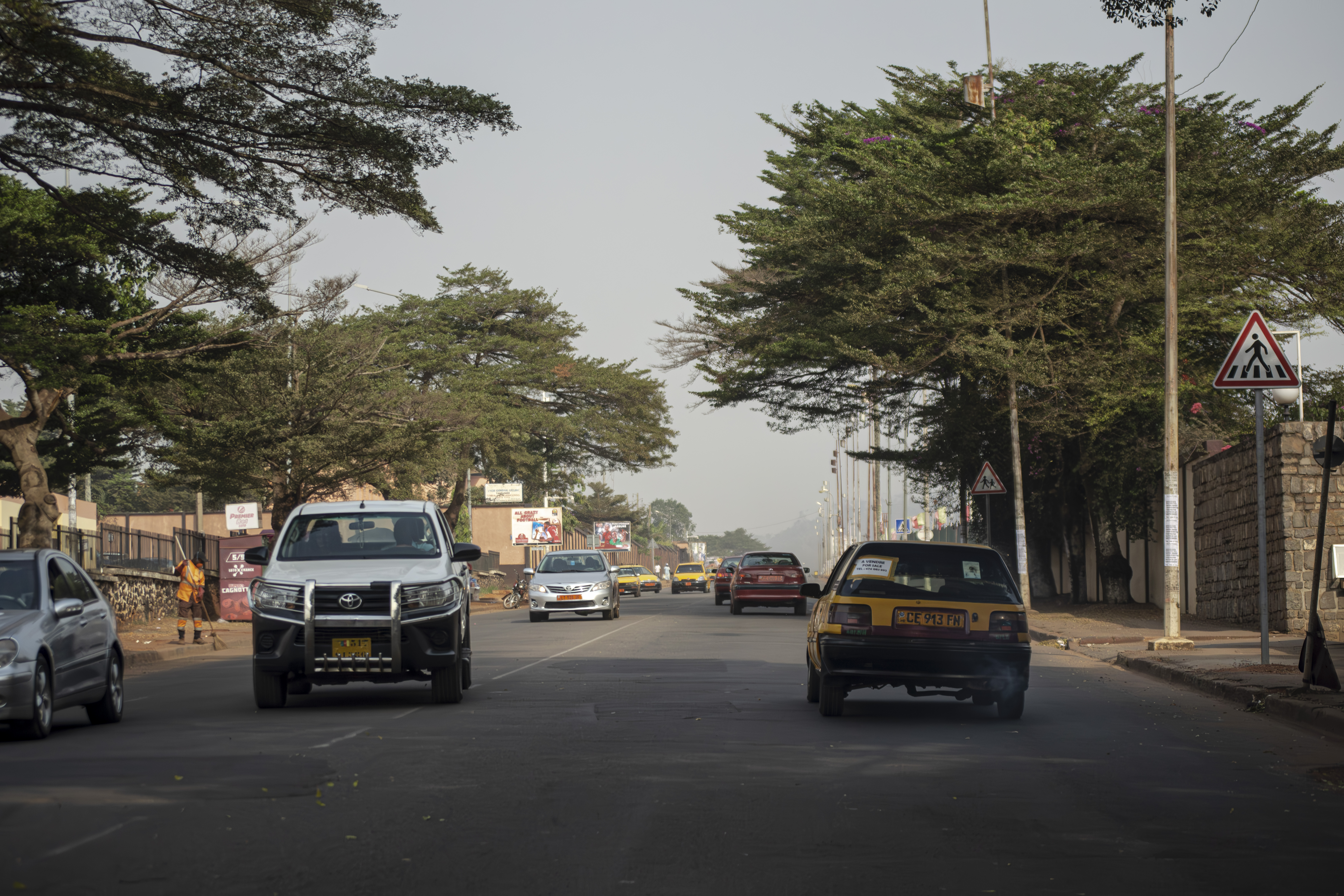 Trafic routier avec Taxis jaunes sur un rue near Lycee Leclerc à Yaounde